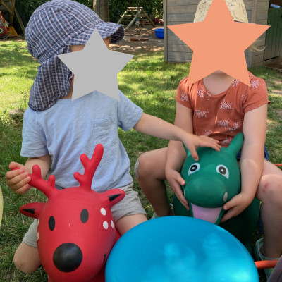 Tageskinder mit Hüpftieren Tageskinder mit Hüpftieren