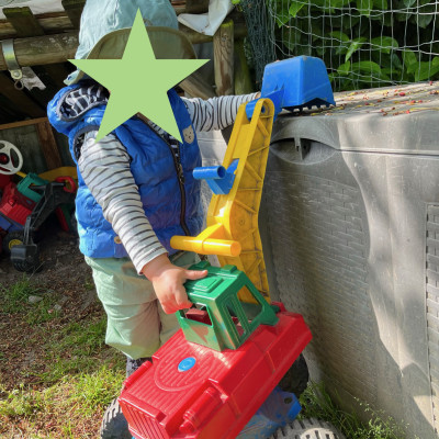 Tageskind mit Bagger Tageskind mit Bagger